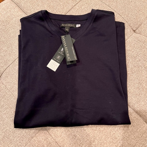 Banana Republic V-Neck T-Shirt - Picture 2 of 2